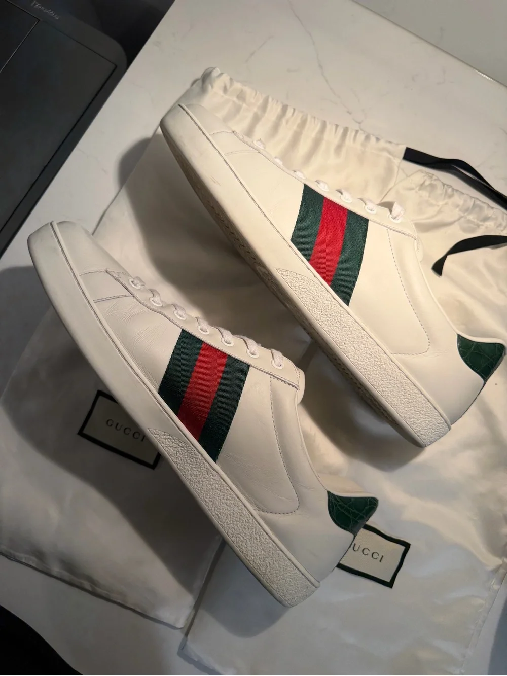 Gucci White Leather Low-Top Sneakers with Green & Red Web Stripe